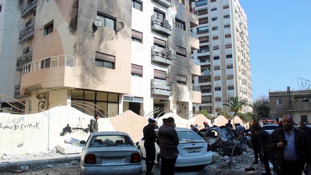 Des gens se rassemblent près d'un bâtiment endommagé après de précédentes frappes attribuées à Israël à Damas le 21 février 2024 (image d'illustration). [REUTERS - FIRAS MAKDESI]