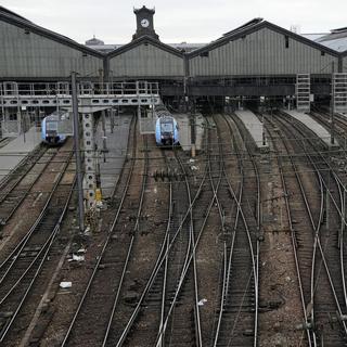 Un homme en possession de matériel coupant et de clés d'accès à un local SNCF, ainsi qu'un livre pro-émeute, a été arrêté en France après un sabotage de masse des trains. [Keystone/AP Photo - Michel Euler]