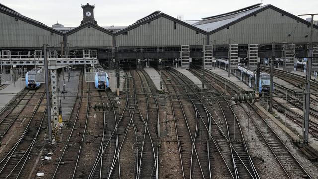 Un homme en possession de matériel coupant et de clés d'accès à un local SNCF, ainsi qu'un livre pro-émeute, a été arrêté en France après un sabotage de masse des trains. [Keystone/AP Photo - Michel Euler]