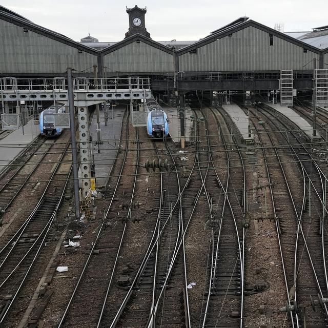 Un homme en possession de matériel coupant et de clés d'accès à un local SNCF, ainsi qu'un livre pro-émeute, a été arrêté en France après un sabotage de masse des trains. [Keystone/AP Photo - Michel Euler]