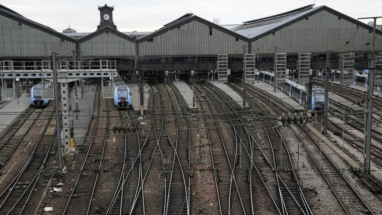 Un homme en possession de matériel coupant et de clés d'accès à un local SNCF, ainsi qu'un livre pro-émeute, a été arrêté en France après un sabotage de masse des trains. [Keystone/AP Photo - Michel Euler]