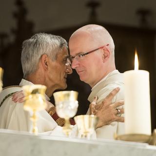 Le nouvel eveque de Sion, Mgr Jean-Marie Lovey, gauche, parle avec Charles Morerod, eveque de Lausanne, Geneve et Fribourg, droite, lors de l'ordination episcopale du nouvel eveque ce dimanche 28 septembre 2014 dans la cathedrale de Sion. (KEYSTONE/) [Keystone - Jean-Christophe Bott]