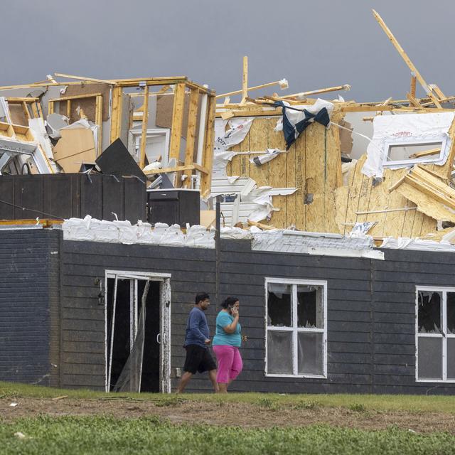 Une maison endommagée après le passage d'une tornade près d'Omaha (Nebraska), le vendredi 26 avril 2024. [Keystone - CHRIS MACHIAN]