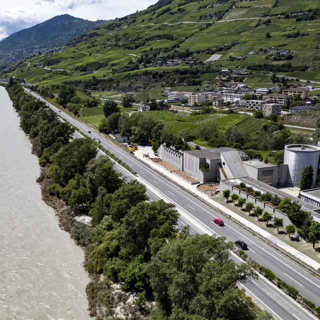 Sept stations d'épuration (STEP) sont à l'arrêt en raison des crues qui ont frappé le Valais. Les eaux usées finissent donc actuellement dans le Rhône et dans le Léman. [Keystone - Jean-Christophe Bott]