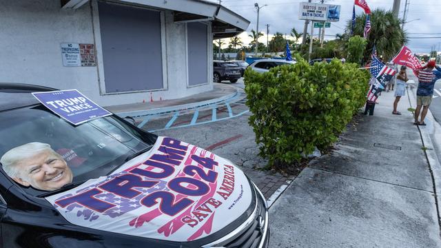 Des soutiens du candidat républicain Donald Trump sont près de sa résidence en Floride. [Keystone/EPA - Cristobal Herrera-Ulashkevich]