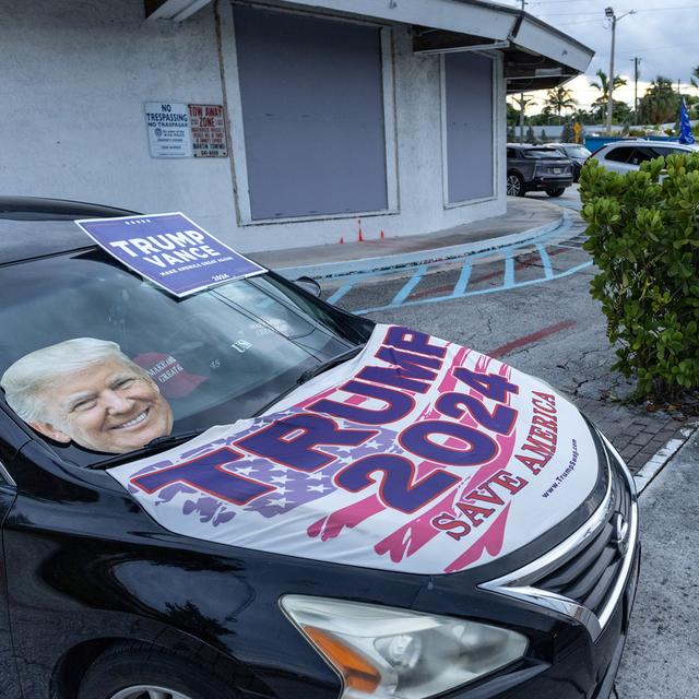 Des soutiens du candidat républicain Donald Trump sont près de sa résidence en Floride. [Keystone/EPA - Cristobal Herrera-Ulashkevich]