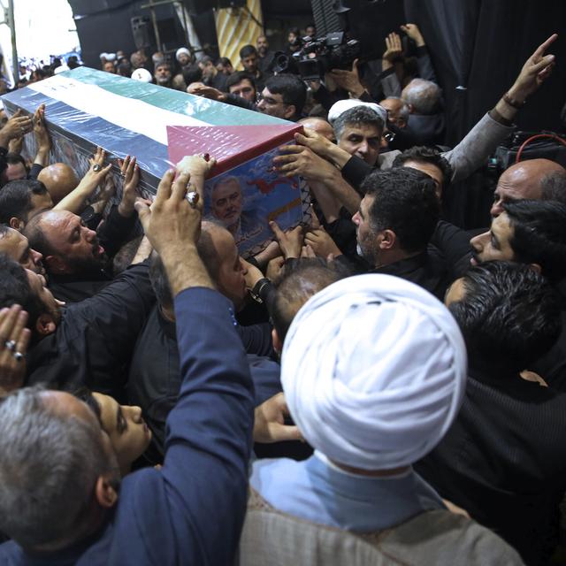 Le chef du Hamas Ismaïl Haniyeh, tué par une frappe d'Israël sur la capitale iranienne de Téhéran, est porté et célébré par une foule d'hommes lors de son enterrement. [Keystone/AP - Office of the Iranian Supreme Leader]