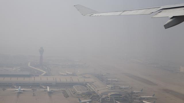 Voyage neutre en carbone, 100% compensé ou encore "zéro carbone", voyagistes et compagnies aériennes, et plus largement les entreprises fortement émettrices de gaz à effet de serre, ont massivement recours au "crédits carbone de compensation". [AP Photo - Andy Wong]