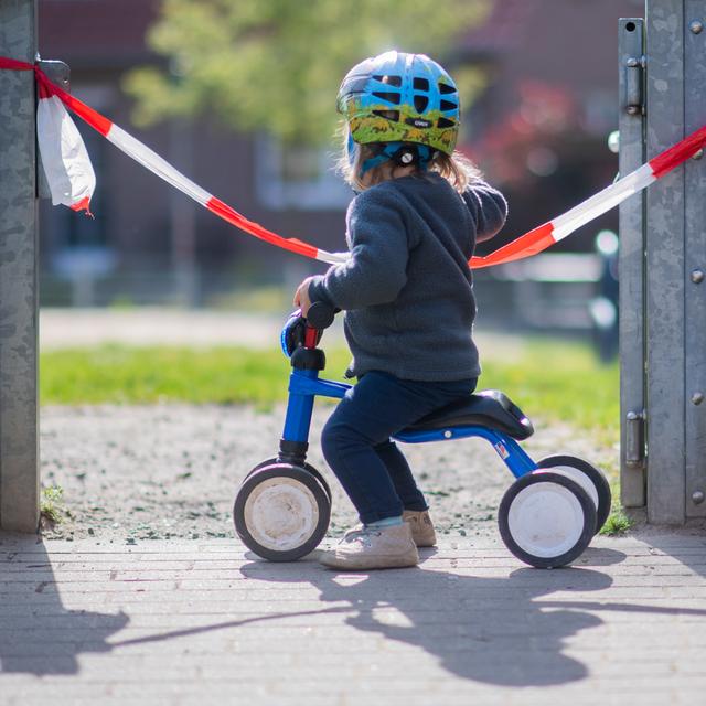 Quelles sont les alternatives aux placements des enfants qui ont été retirés à leurs parents biologiques par les autorités en Suisse? [Keystone/DPA - Julian Stratenschulte]