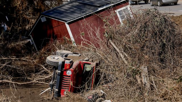 Un véhicule et un bâtiment endommagés à la suite des inondations catastrophiques causées par la tempête tropicale Helene à Swannanoa, en Caroline du Nord, dans l'est des États-Unis, le 3 octobre 2024. [Keystone - EPA/ERIK S. LESSER]