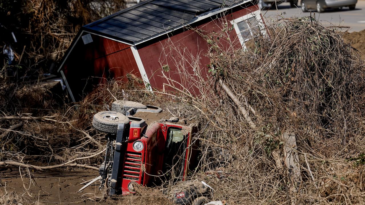 Un véhicule et un bâtiment endommagés à la suite des inondations catastrophiques causées par la tempête tropicale Helene à Swannanoa, en Caroline du Nord, dans l'est des États-Unis, le 3 octobre 2024. [Keystone - EPA/ERIK S. LESSER]