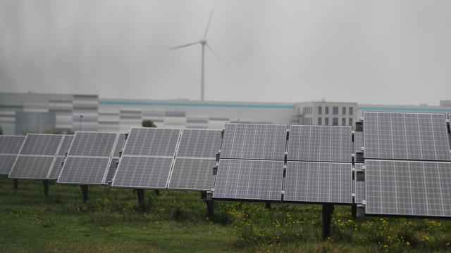 L'entreprise Meyer Burger rencontre des problèmes de production de panneaux solaires. [Keystone/DPA - Simon Kremer]