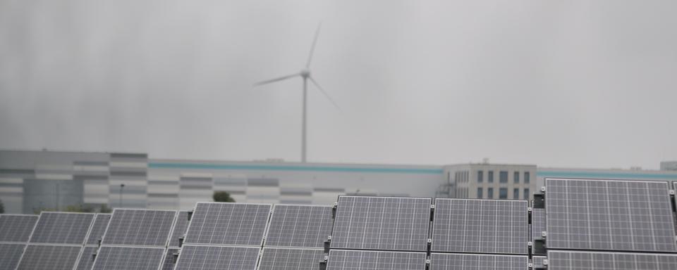 L'entreprise Meyer Burger rencontre des problèmes de production de panneaux solaires. [Keystone/DPA - Simon Kremer]