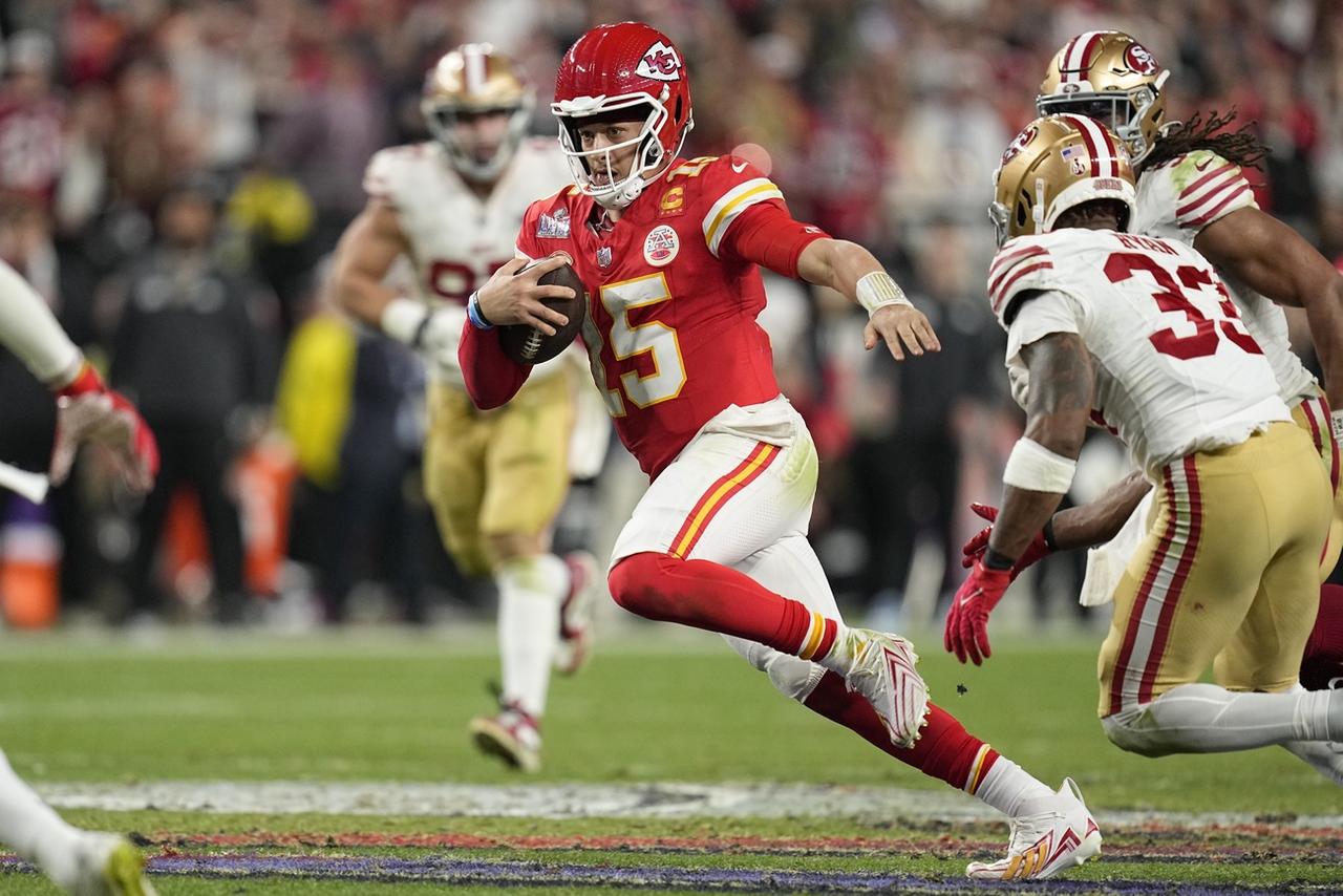 Patrick Mahomes évite les joueurs de San Fransisco lors des prolongations. [KEYSTONE - ERIC GAY]