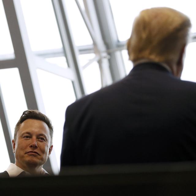 Elon Musk, le milliardaire patron de Tesla et Space X, se fait le relais de Donald Trump via son réseau social ''X'', qui est critiqué pour désinformation. [Keystone/AP Photo - Alex Brandon]