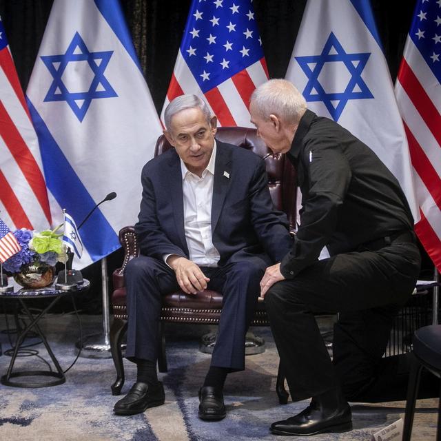 Le Premier ministre israélien Benjamin Netanyhaou et son ministre de la Défense Yoav Gallant vont peut-être être bientôt soumis à un mandat d'arrêt international. [Keystone/EPA - Miriam Alster]