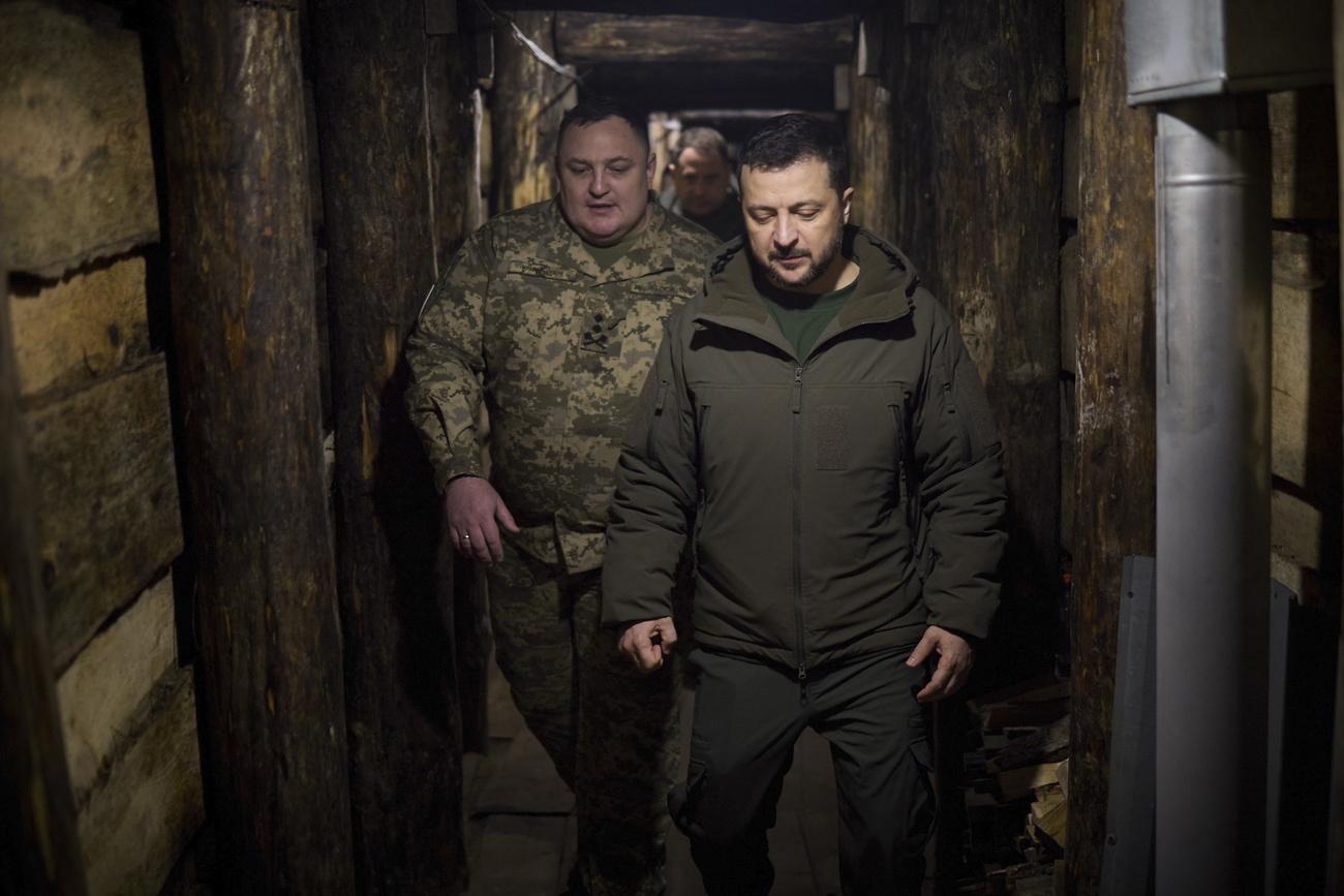 Volodymyr Zelensky lors d'une visite de ses troupes sur le terrain. [KEYSTONE - PRESIDENTIAL PRESS SERVICE HANDO]