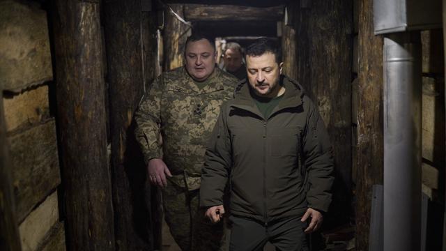 Volodymyr Zelensky lors d'une visite de ses troupes sur le terrain. [KEYSTONE - PRESIDENTIAL PRESS SERVICE HANDO]
