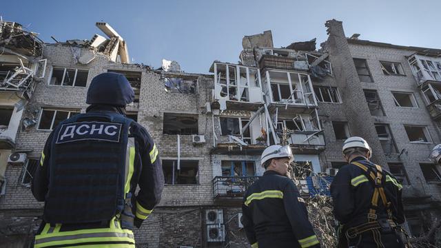 Des sauveteurs travaillent sur les lieux d'un bâtiment endommagé par des frappes de missiles russes à Pokrovsk, dans la région de Donetsk, en Ukraine, le 8 août 2023. [KEYSTONE - Service d'urgence ukrainien via AP Photo]