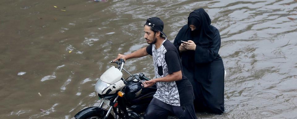 Lahore, deuxième ville la plus peuplée du Pakistan, a été inondée jeudi par la pluie la plus importante enregistrée par le service météorologique du pays. [Keystone - RAHAT DAR]