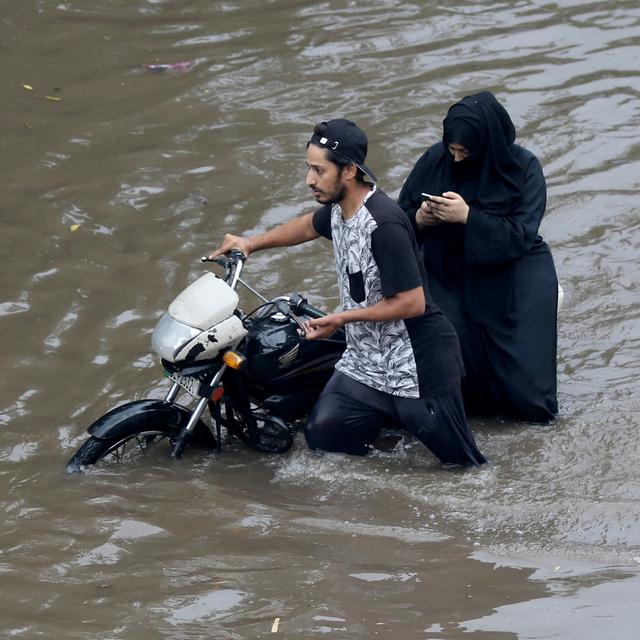 Lahore, deuxième ville la plus peuplée du Pakistan, a été inondée jeudi par la pluie la plus importante enregistrée par le service météorologique du pays. [Keystone - RAHAT DAR]