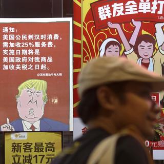 Un poster faisant la caricature de Donald Trump en Chine. [Keystone/AP - Color China Photo]