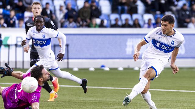 Alban Ajdini (droite) trouve la faille pour marquer le but du break. [Freshfocus - Pascal Muller]