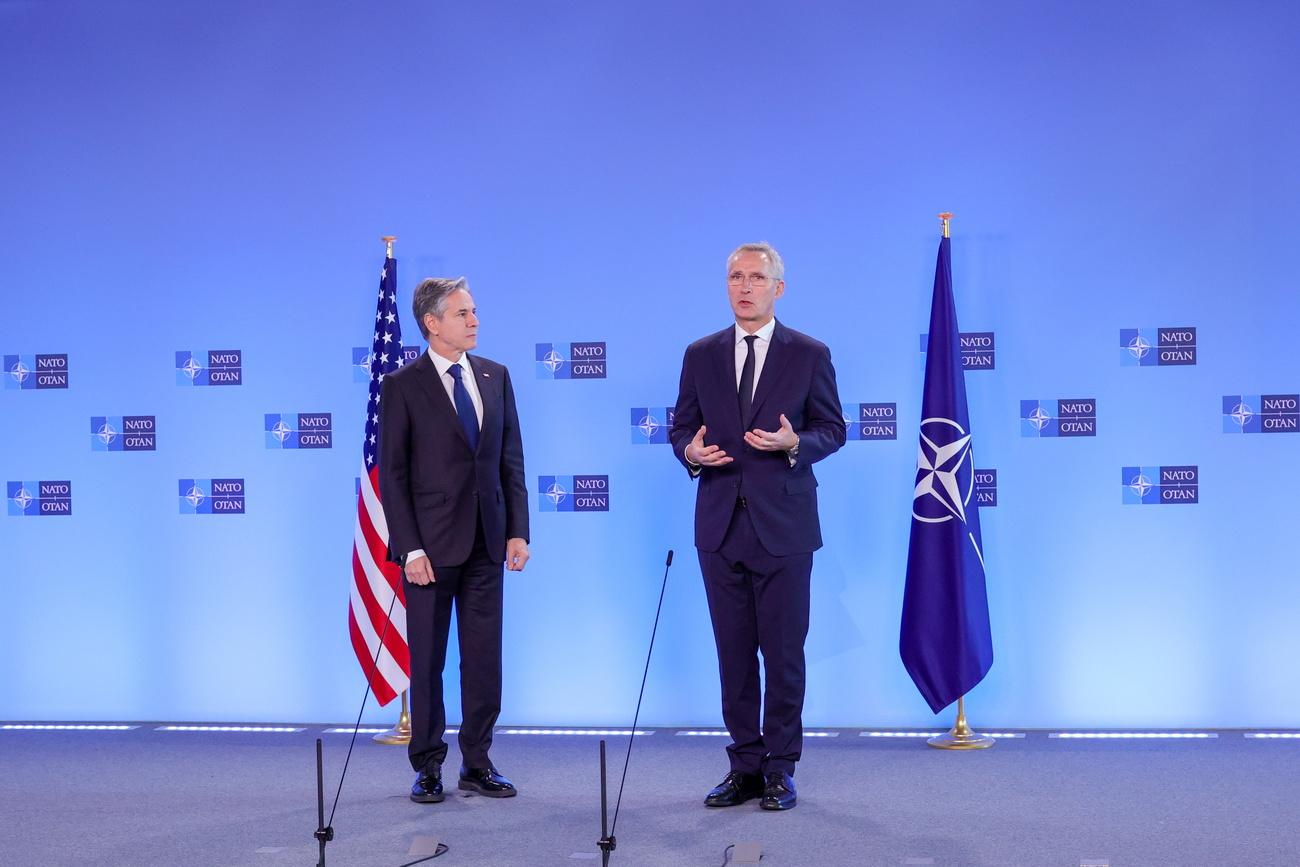 Le secrétaire général de l'Otan Jens Stoltenberg (à droite) et le secrétaire d'Etat américain Antony Blinken, à Bruxelles, le 28 novembre 2023. [Keystone - Olivier Matthys/EPA]