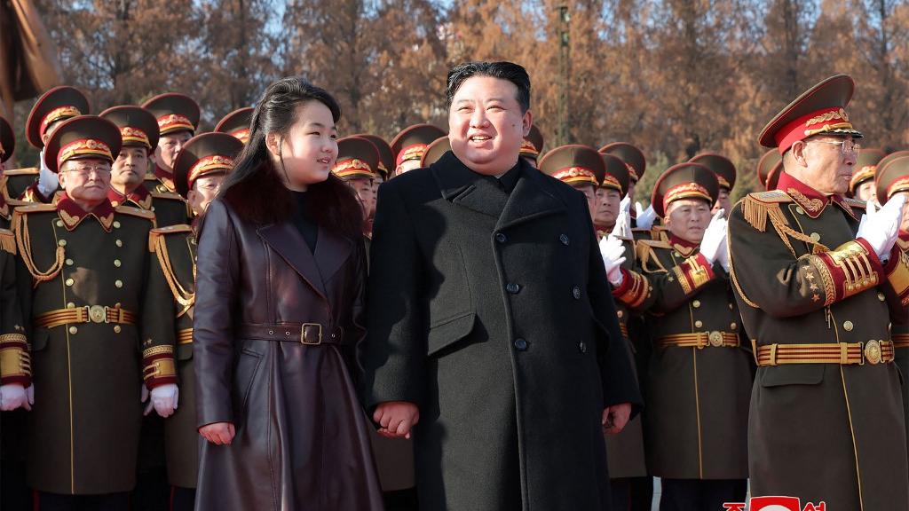 La fille de Kim Jong-Un l'accompagne lors d'événements militaires ou politiques. [STR / KCNA VIA KNS / AFP]