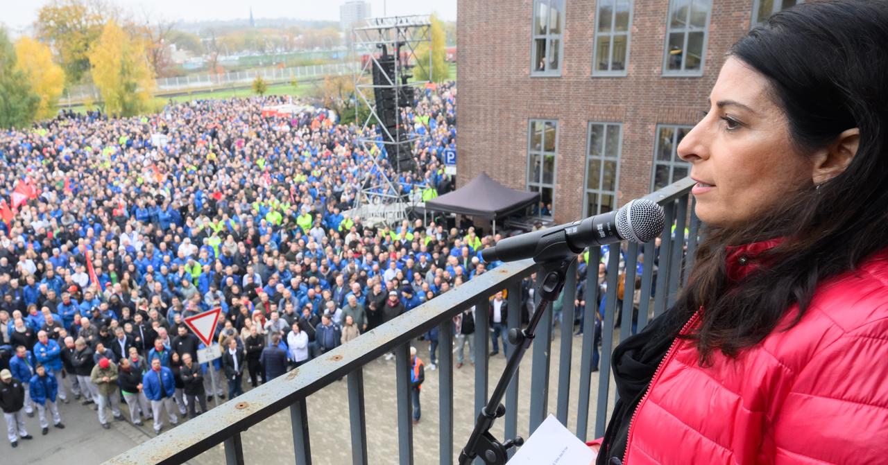 La présidente du comité d'entreprise, Daniela Cavallo, s'est exprimée lors d'un rassemblement des salariés au site principal de VW à Wolfsburg, le 28 octobre. [KEYSTONE - JULIAN STRATENSCHULTE / POOL]