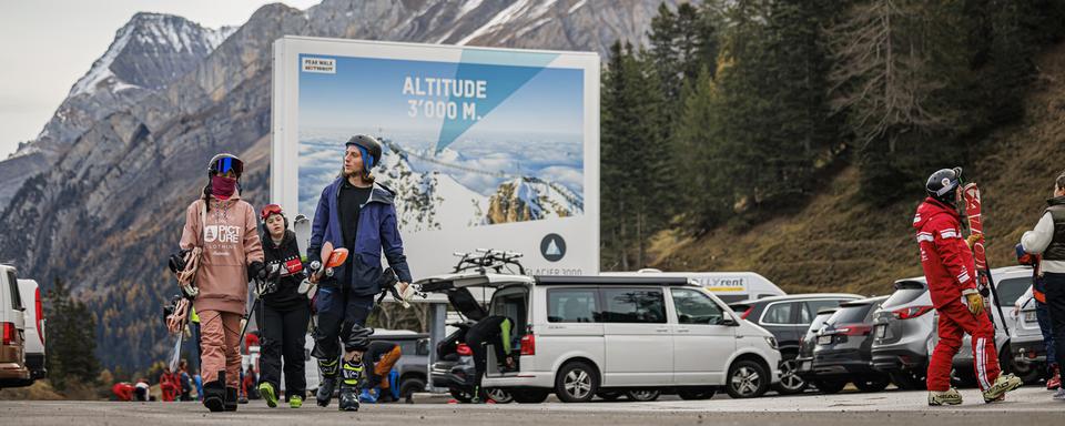 Des skieurs arrivent pour la journée d'ouverture de la saison d'hiver de glacier 3000, le 12 novembre 2022 aux Diablerets. [Keystone - Valentin Flauraud]