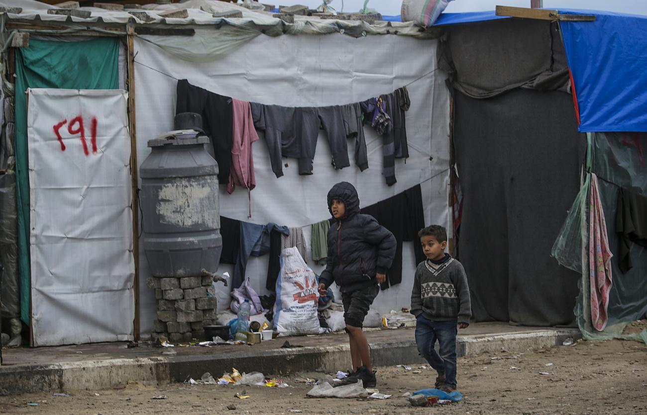 Des enfants palestiniens déplacés dans le nord de la bande de Gaza. [Keystone - Mohammed Saber]
