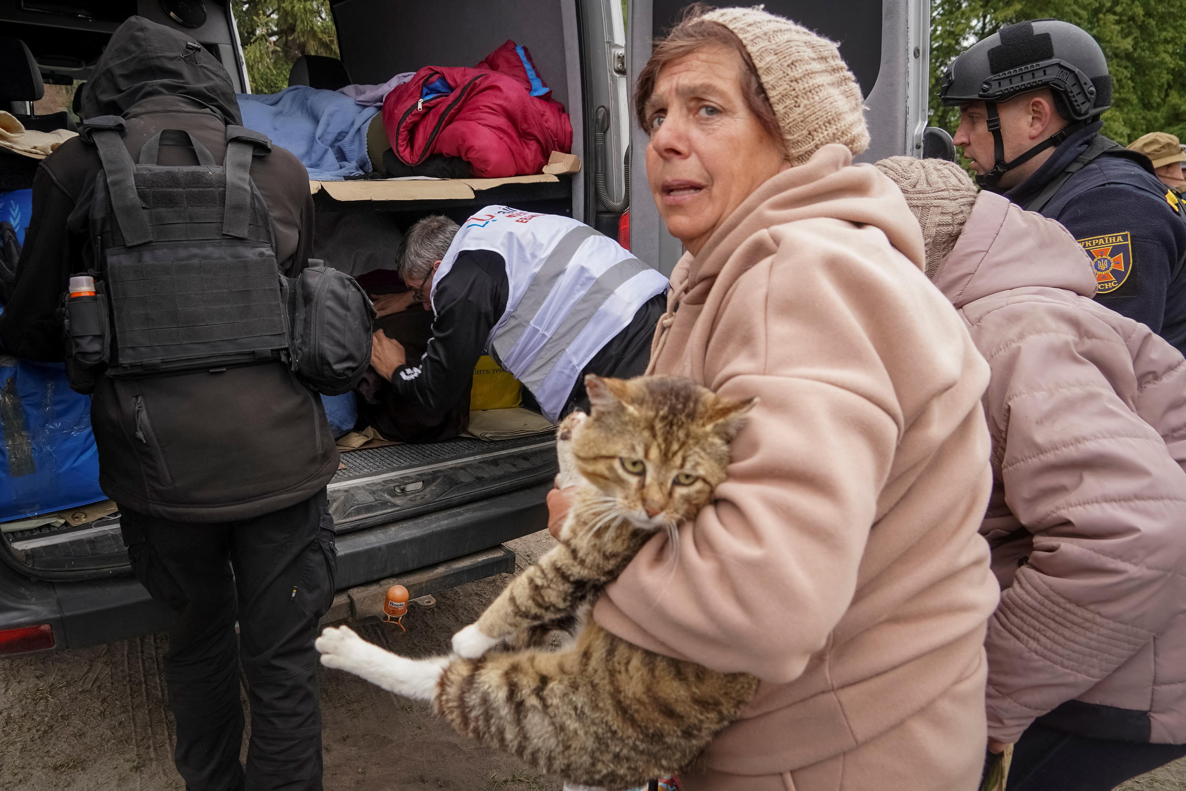Des résidents locaux évacuent vers Kharkiv en raison des bombardements russes incessants près de la ville de Vovtchansk, Oblast de Kharkiv, le 13 mai 2024. Au total, au moins 6000 habitants ont dû être évacués au cours des deniers jours. [REUTERS - Stringer]