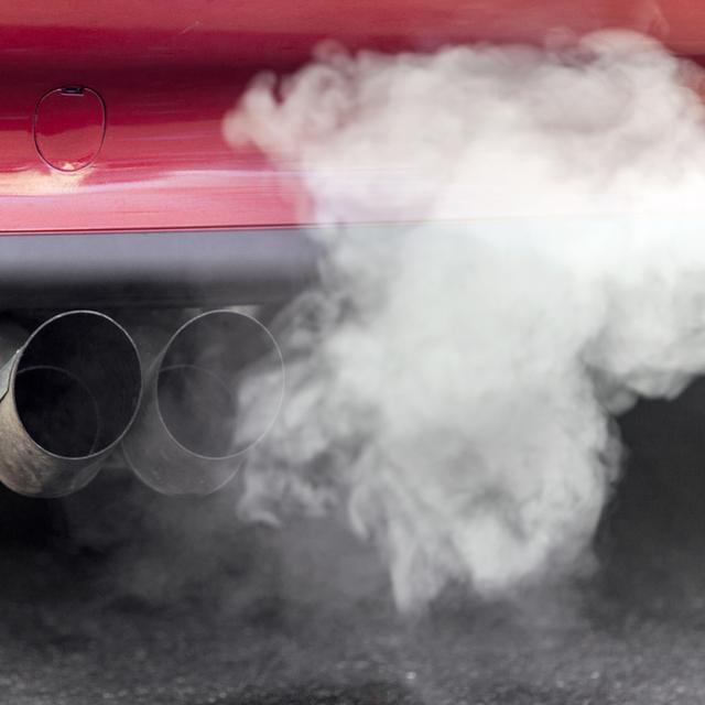 Les Etats-Unis durcissent les normes d'émissions des voitures pour passer à l'électrique. [Keystone - Gaëtan Bally]