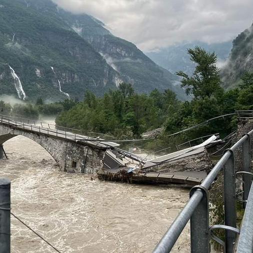 Le haut de la Vallée de la Maggia est actuellement isolée après l'effondrement du pont de Visletto à Cevio. [RSI Info]