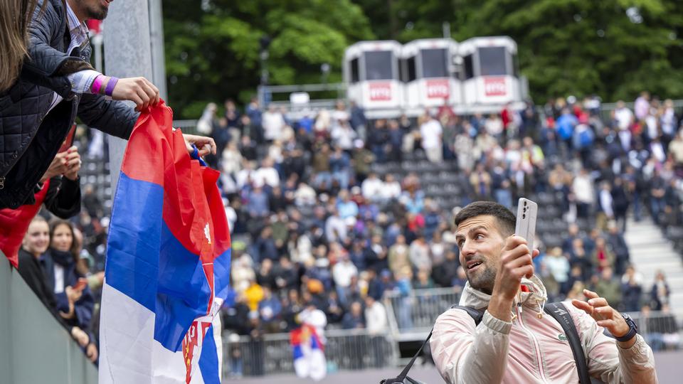Novak Djokovic poursuit sa route à Genève et ses fans serbes s'en réjouissent. [KEYSTONE - MARTIAL TREZZINI]
