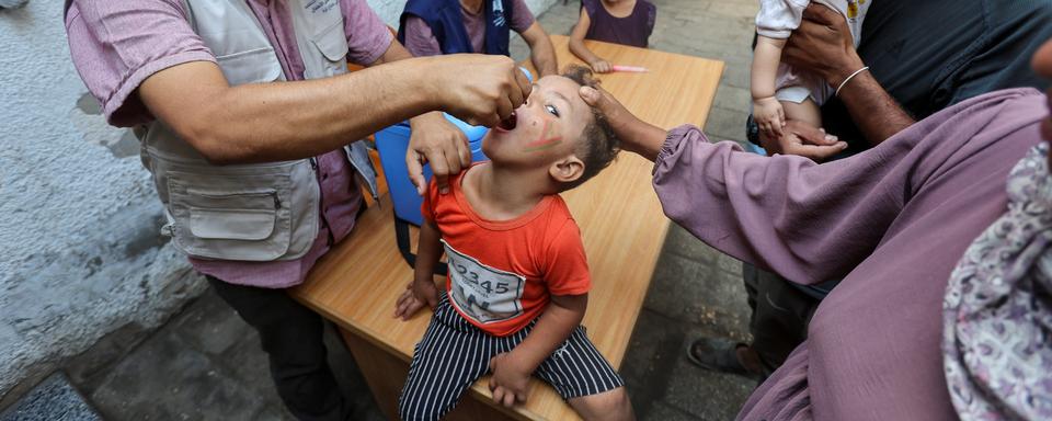 Deux cent milles enfants ont reçu une première dose de vaccin contre la polio dans la bande de Gaza. [Reuters - Ramadan Abed]