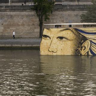 Les épreuves olympiques dans la Seine sont pour l'heure annulées car, contrairement aux promesses politiques, la rivière parisienne est trop polluée pour les JO de Paris. [Keystone/AP Photo - Dar Yasin]
