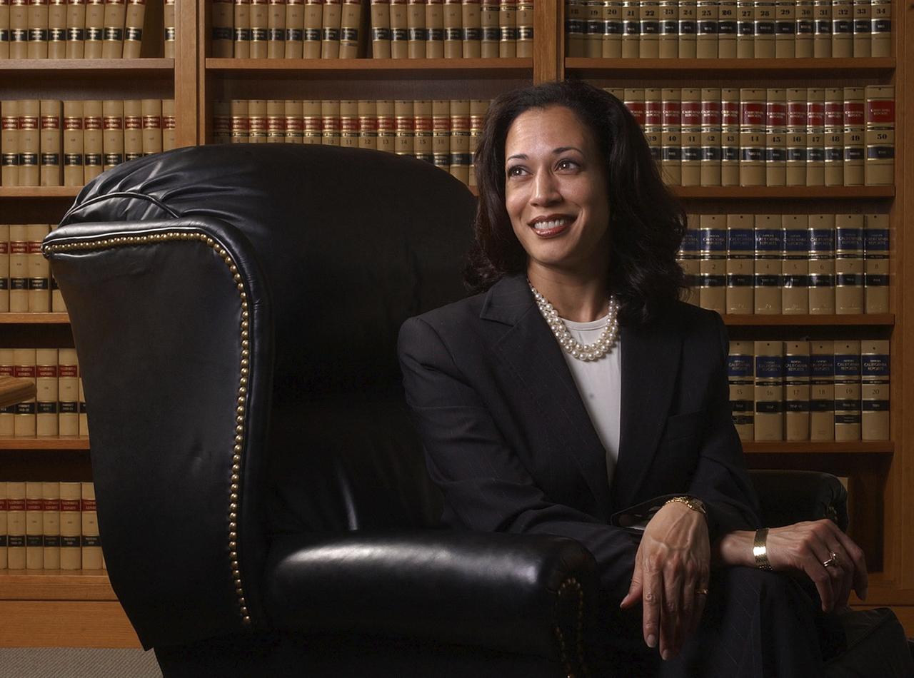 A l'époque procureure, Kamala Harris, pose pour un portrait à San Francisco, le 18 juin 2004. [Keystone - MARCIO JOSE SANCHEZ]