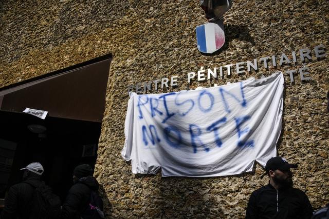 Choqués par le meurtre de deux de leurs collègues, les agents de l'administration pénitentiaire ont de leur côté appelé à poursuivre jeudi le mouvement de blocage des établissements [Hans Lucas via AFP - MAGALI COHEN]