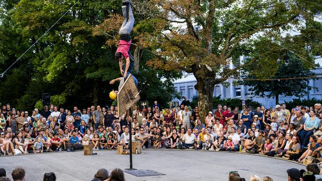 Les artistes de la compagnie  One Shot lors de l'édition 2022 de La Plage des Six Pompes" à La Chaux-de-Fonds. [KEYSTONE - JEAN-CHRISTOPHE BOTT]