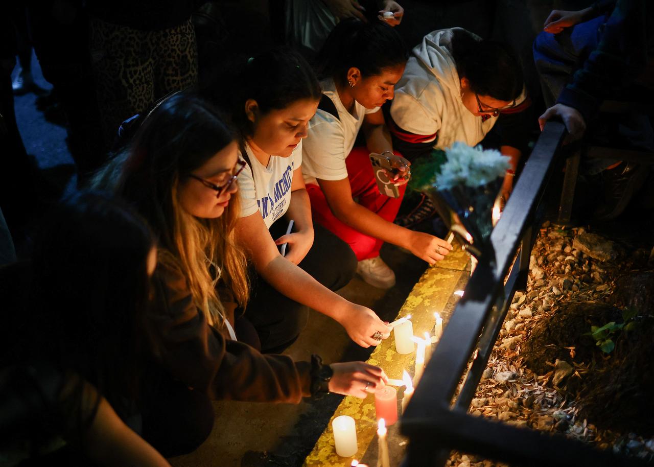 Des fans placent des bougies à l'extérieur de l'hôtel où Liam Payne, ancien membre de One Direction, a été retrouvé mort, à Buenos Aires, le 16 octobre 2024. [REUTERS - Agustin Marcarian]