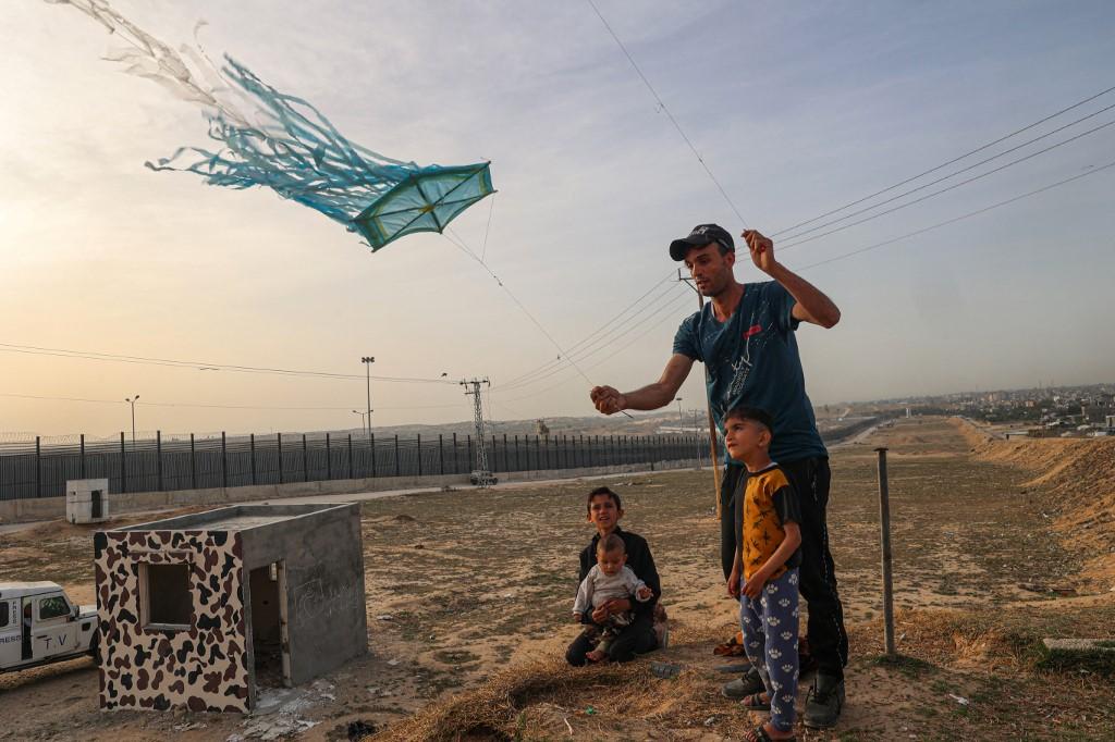Un père et ses enfants jouent au cerf-volant dans la bande de Gaza. [AFP - SAID KHATIB]