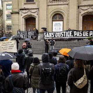 Une centaine de personnes ont manifesté à Lausanne pour dénoncer le classement de l'affaire Nzoy. [Keystone]