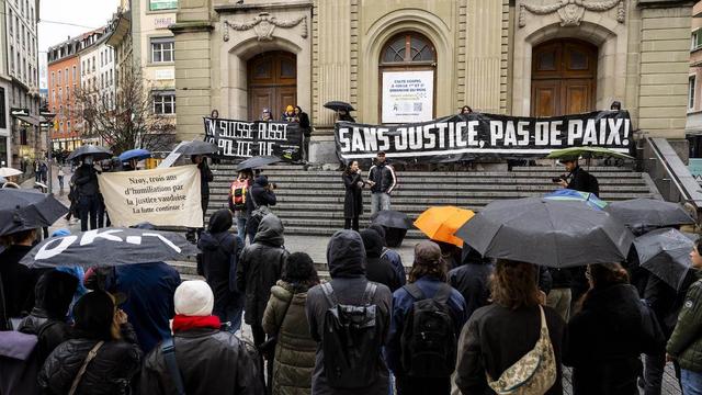 Une centaine de personnes ont manifesté à Lausanne pour dénoncer le classement de l'affaire Nzoy. [Keystone]