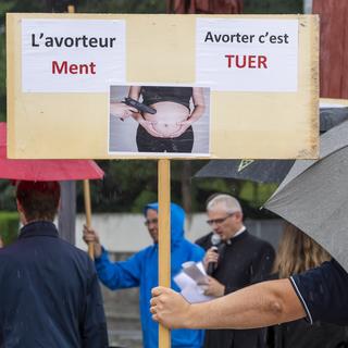 Des personnes manifestent lors d'un rassemblement anti-avortement, ce samedi 3 juillet 2021 sur la Place des Nations face a l'ONU a Geneve. Les manifestants ont reciter un chapelet et manifester leur attachement a la vie, l'avortement n'est pas une question de libre choix de la femme, c'est une question de vie ou de mort et ainsi protester contre le Parlement europeen qui a adopte une resolution appelant les Etats membres a l'egaliser l'avortement. [Keystone - Martial Trezzini]