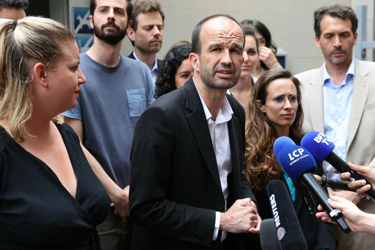 Le coordinateur de La France insoumise Manuel Bompard parle aux médias. [AFP - ALAIN JOCARD]