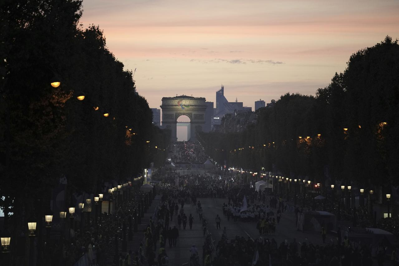 Les athlètes ont défilé le long des Champs-Elysées. [Keystone - Aurélien Morissard]