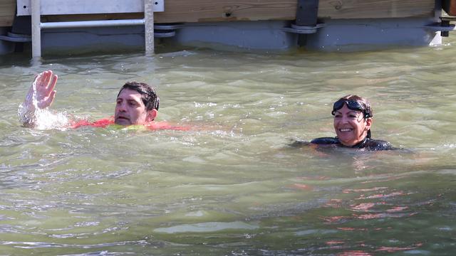 In extremis avant les JO, la maire de Paris Anne Hidalgo s'est baignée dans la Seine. [AFP]