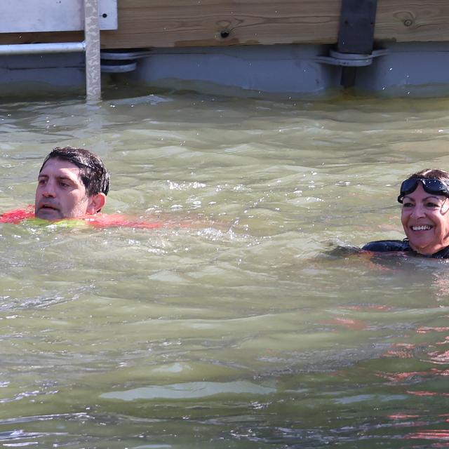 In extremis avant les JO, la maire de Paris Anne Hidalgo s'est baignée dans la Seine. [AFP]